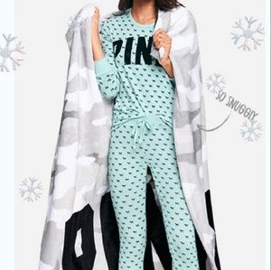 VS PINK fleece blanket soft camo sherpa new